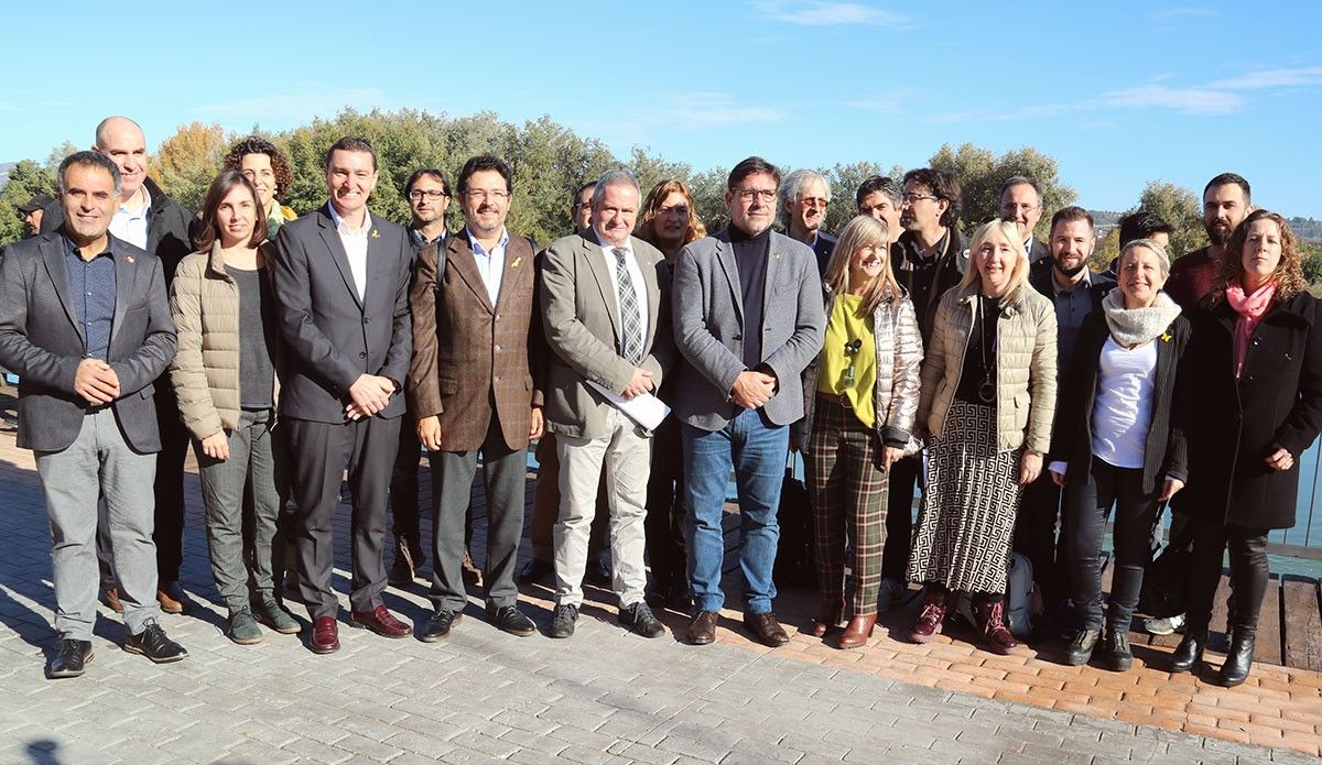 Càrrecs de la Generalitat, alcaldes i representants socioeconòmics de la Ribera d'Ebre abans d'entrar a la reunió constitutiva de la comissió de treball del projecte País Viu.
