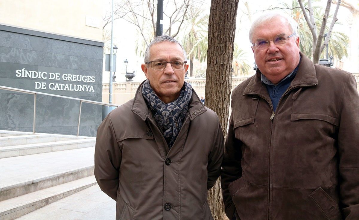 Josep Giner, geòleg, i Evelio Monfort, de la plataforma en Defensa de les Terres del Sénia, davant la seu del Síndic de Greuges a Barcelona.