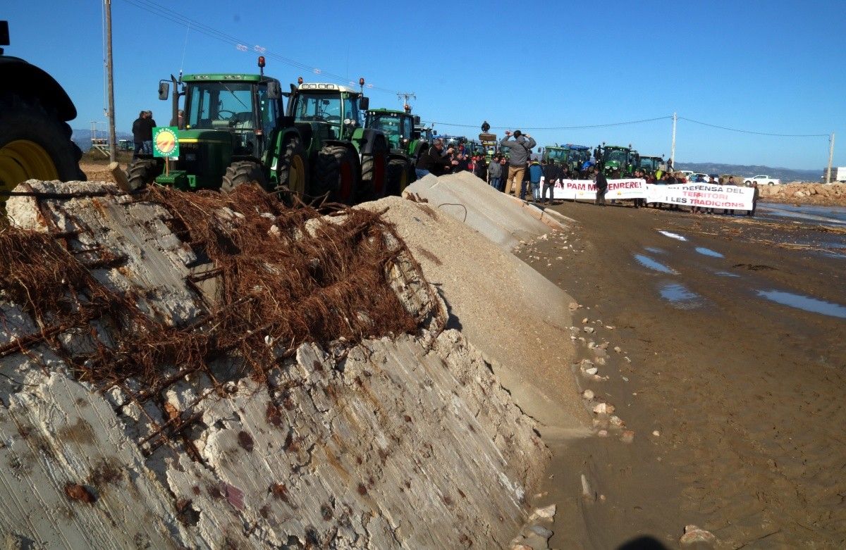 Restes de formigó acumulades a la platja de la Marquesa de Deltebre després del temporal, amb tractors i pagesos preparats per la mobilització, al febrer del 2020.