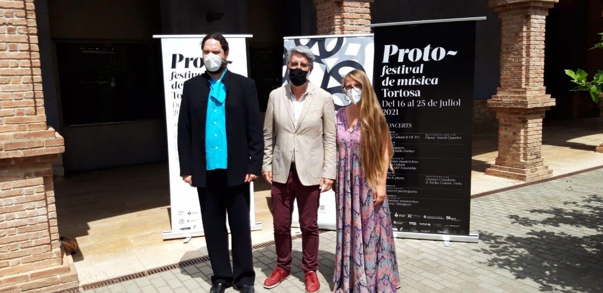 Pla general del tinent d'alcalde Enric Roig i els organitzadors de Proto, Cecília Aymí i David Mateu, en la presentació del festival al Museu de Tortosa. 