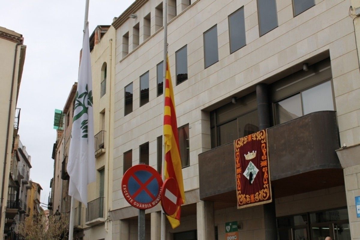 La façana de l'Ajuntament de Flix llueix el seu domàs amb un crespó negre i les banderes onegen a mig pal en senyal de dol per la mort d'Antoni Sabaté.