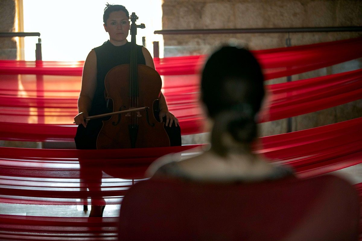 Una violoncelista, mirant la seva oient abans de començar a tocar, als primers concerts '1to1' del DeltaChamber Music Festival, a la Torre de la Carrova d'Amposta