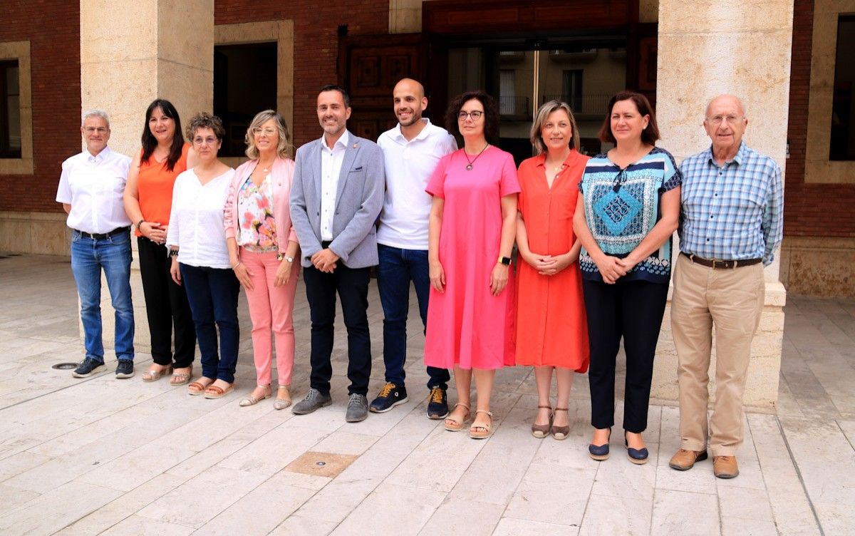L'alcalde de Tortosa, Jordi Jordan, amb els nou regidors que formen l'equip de govern  