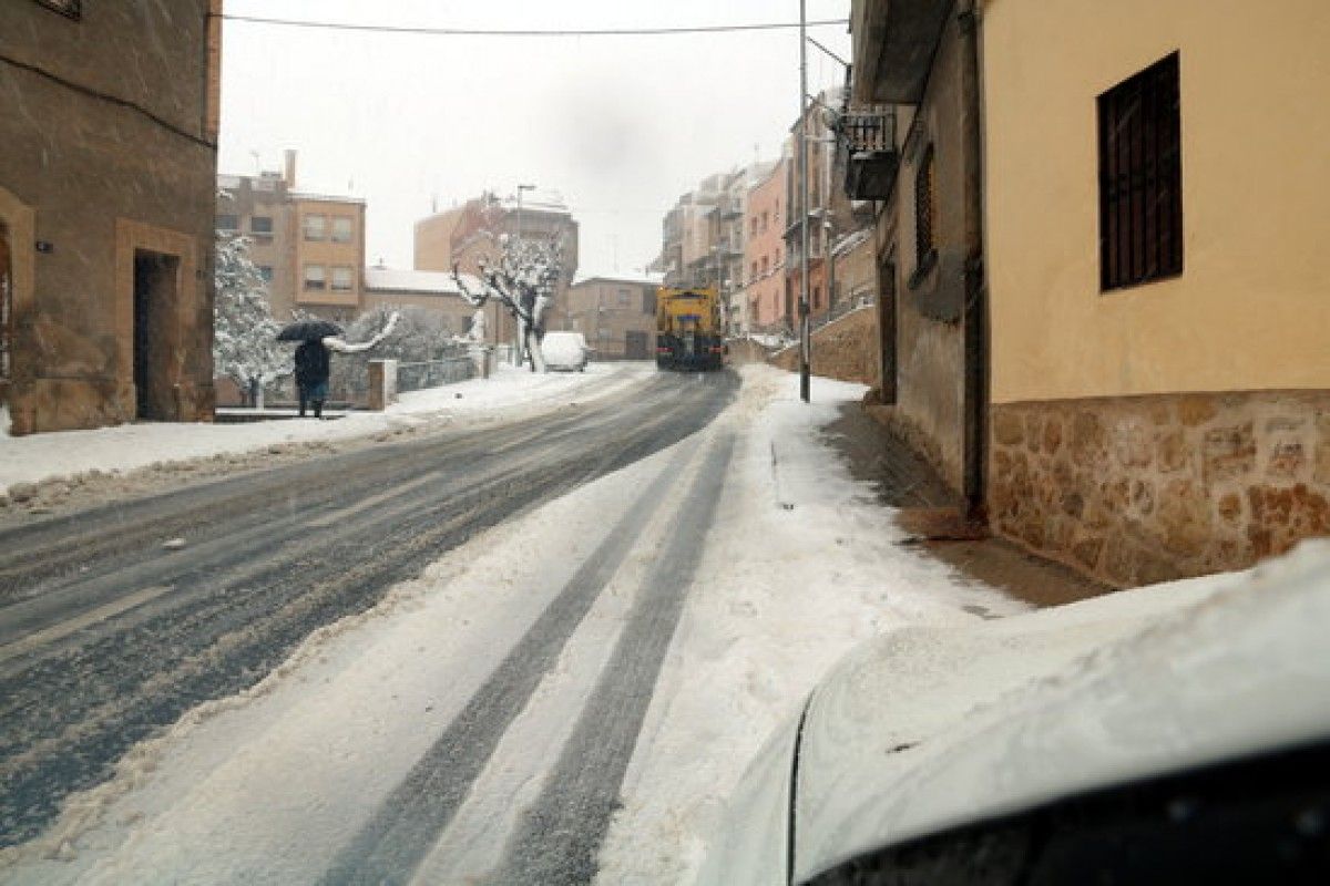 Senyals coberts de neu a l'entrada d'Horta de Sant Joan. Imatge del 6 de febrer de 2018 