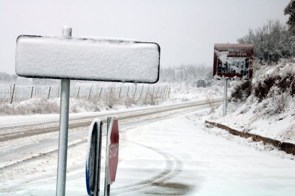 Una imatge de la nevada a Horta de Sant Joan, este dimarts al mati
