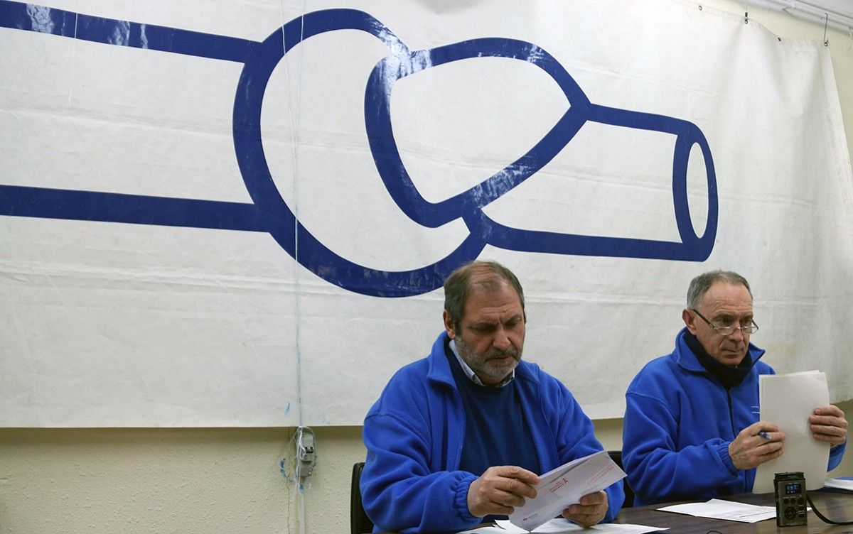 Els portaveus de la PDE, Manolo Tomàs i Joan Antoni Panisello, a l'inici de la compareixença a la seu de l'entitat.