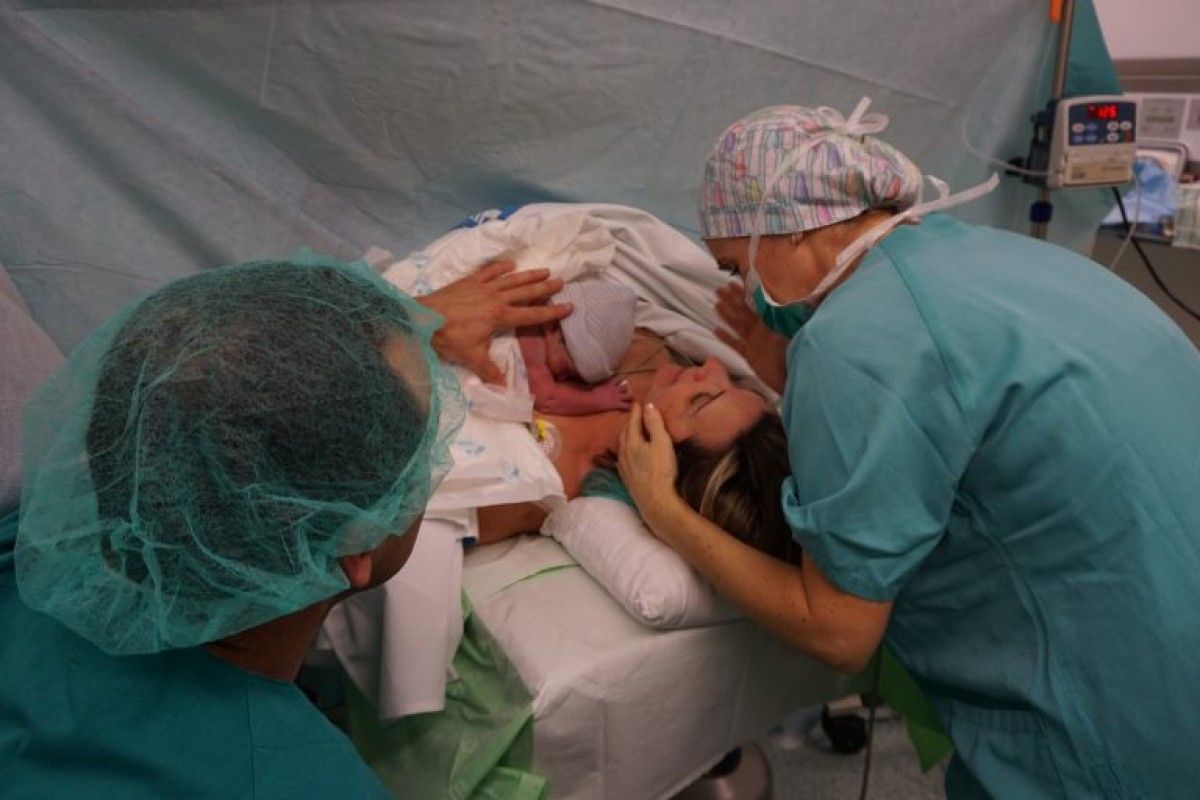 Imatge d'una cesària al quiròfan de l'Hospital Verge de la Cinta de Tortosa 