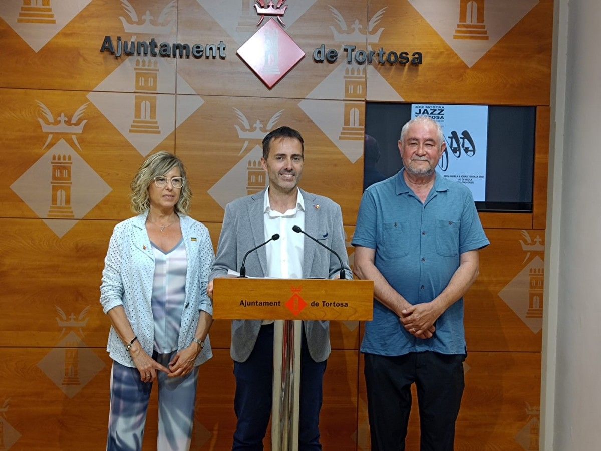 Roda de premsa sobre la trentena Mostra de Jazz de Tortosa per part de la regidora de Cultura, Mar Lleixà, l'alcalde Jordi Jordan i l'organitzador Xavi Bertomeu 