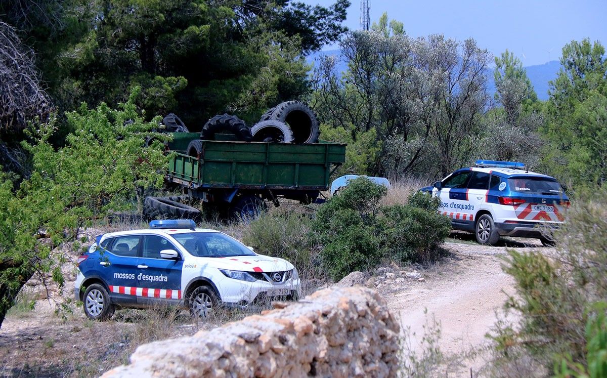 Dos vehicles dels Mossos al lloc on ha aparegut el cadàver.