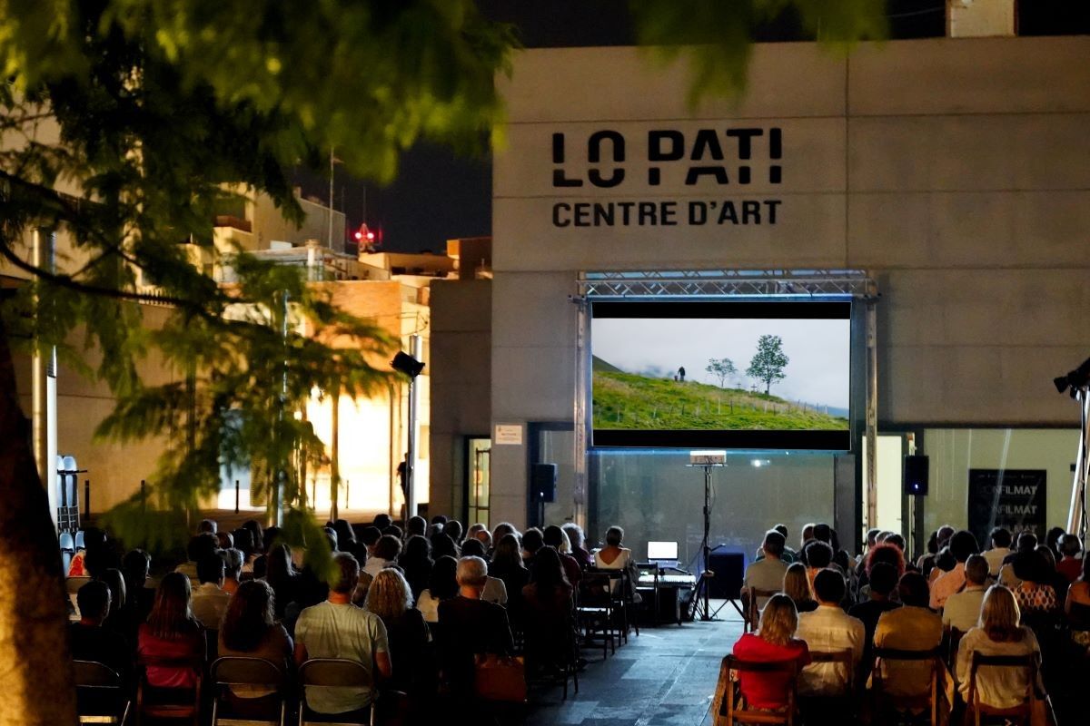 Espectadors veien una de les projeccions de la setena edició del MónFILMAT, el Festival Internacional de Cinema i Paisatge, a Amposta  