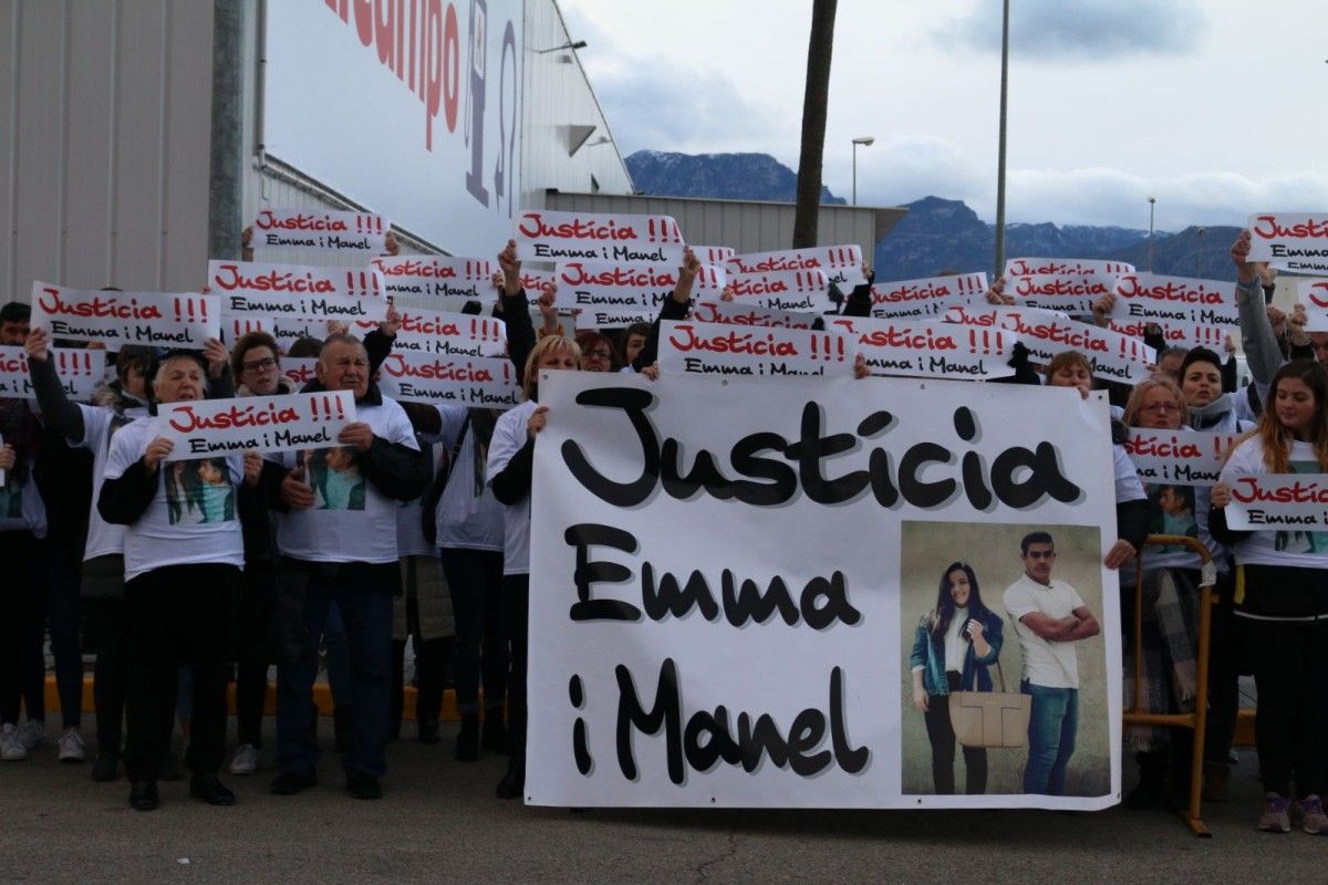Familiars i amics protesten a les portes dels Jutjats de Tortosa 