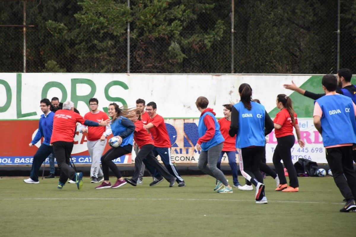 Un moment del partit que van jugar estudiants de la URV i alumnes del Col·legi Sant Jordi de Jesús després de l'entrenament.