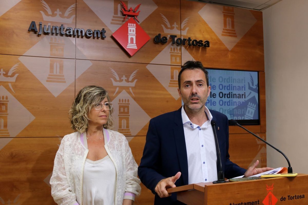 L'alcalde de Tortosa, Jordi Jordan, i la primera tinent d'alcalde, Mar Lleixà, a la sala de premsa de l'Ajuntament de Tortosa  