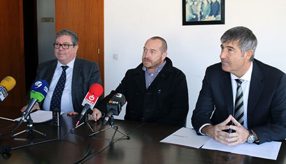 El lletrat Luis Salas de Córdoba, el president de les dos companyies, Adolfo Alguer , i Javier Faura, advocat i secretari del Consell d'Administració.