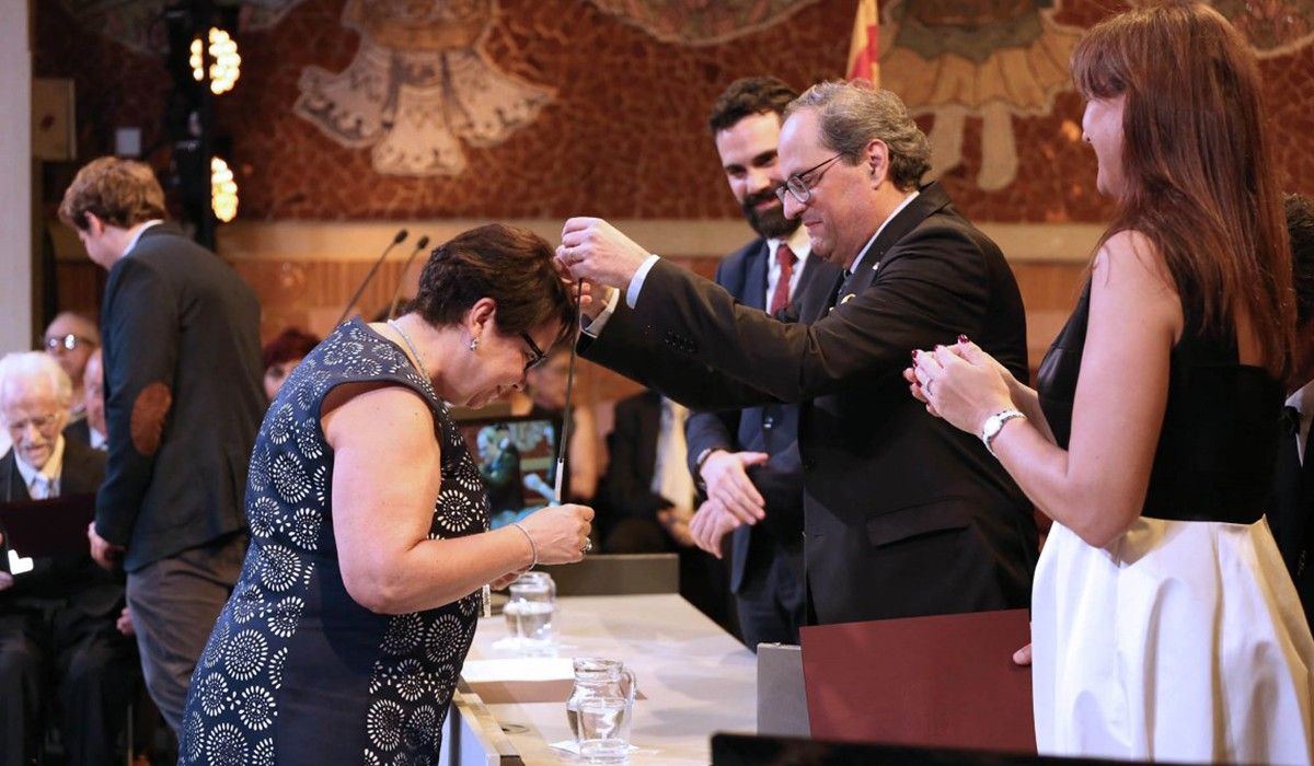 Victòria Almuni rebent la Creu de Sant Jordi, l'any 2018.