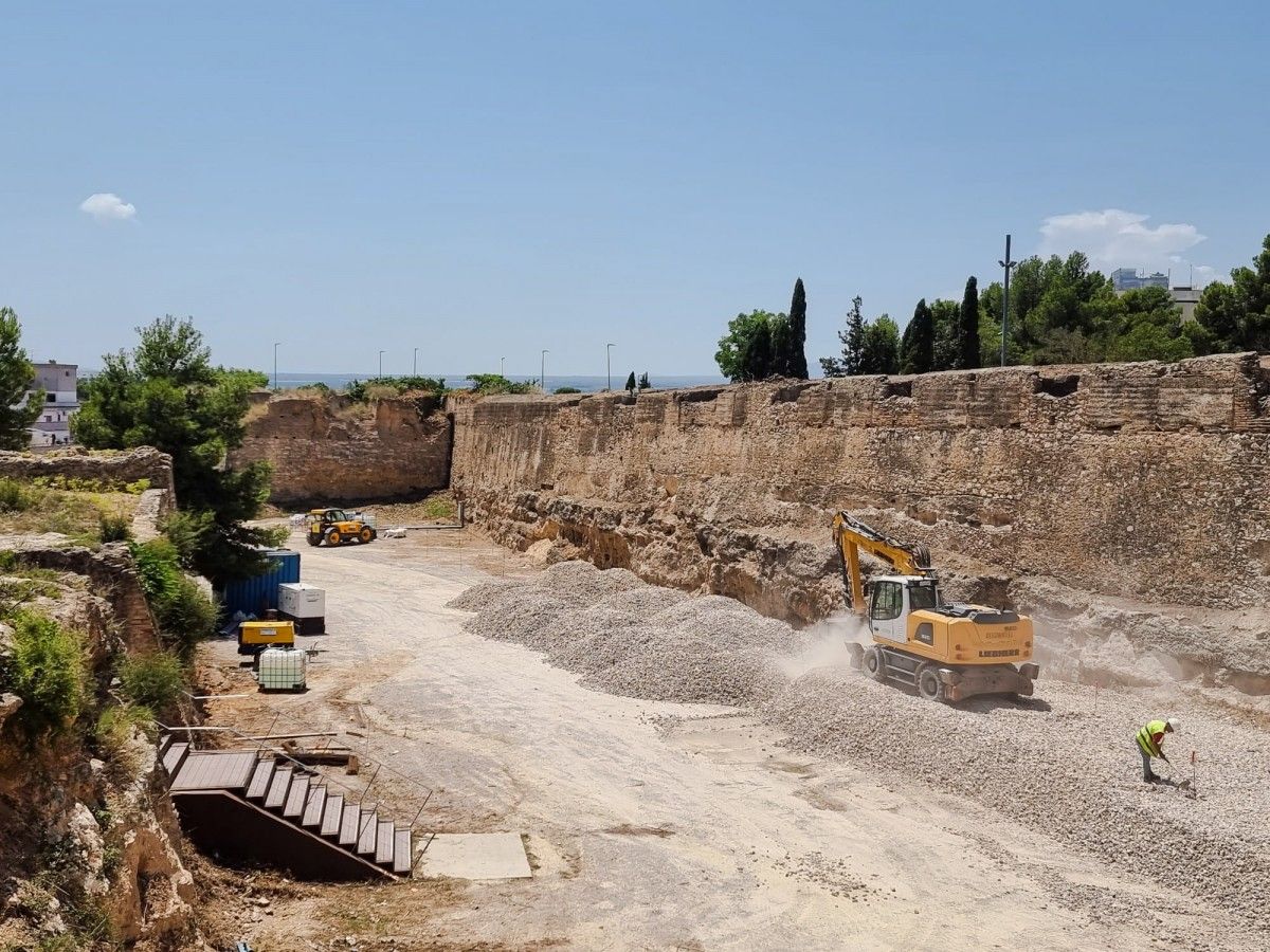 Obres al Fossat del Sitjar per construir-hi el nou aparcament provisional de l'Hospital Verge de la Cinta de Tortosa 