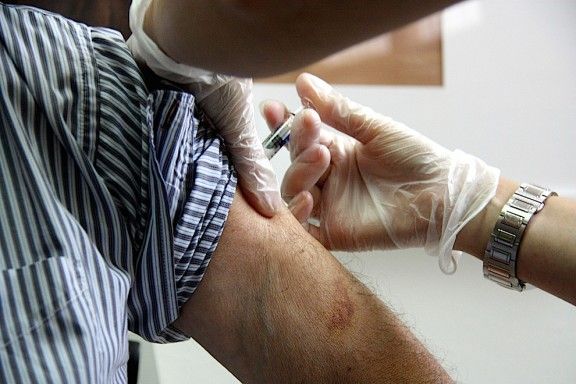 Un home vacunant-se de la grip.