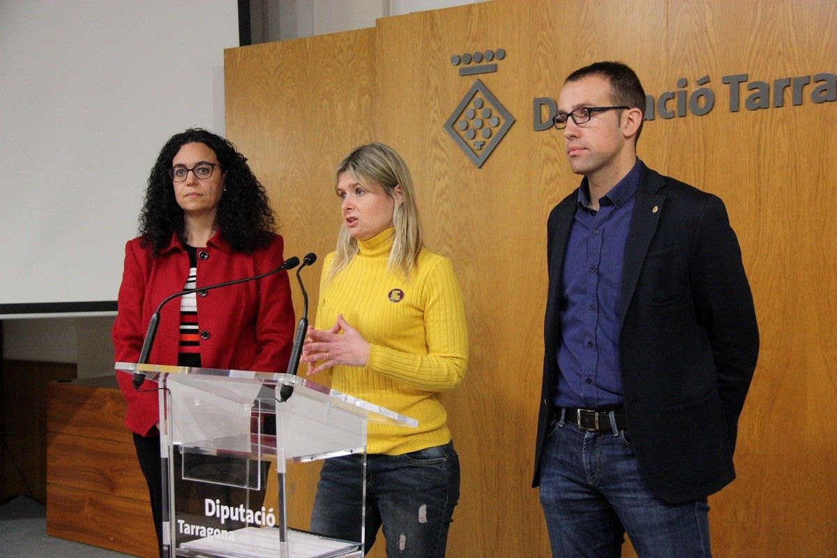 La presidenta de la Diputació de Tarragona, Noemí Llauradó, durant la presentació del PAM 2019-2023, acompanyada per Enric Adell i Marta Blanch