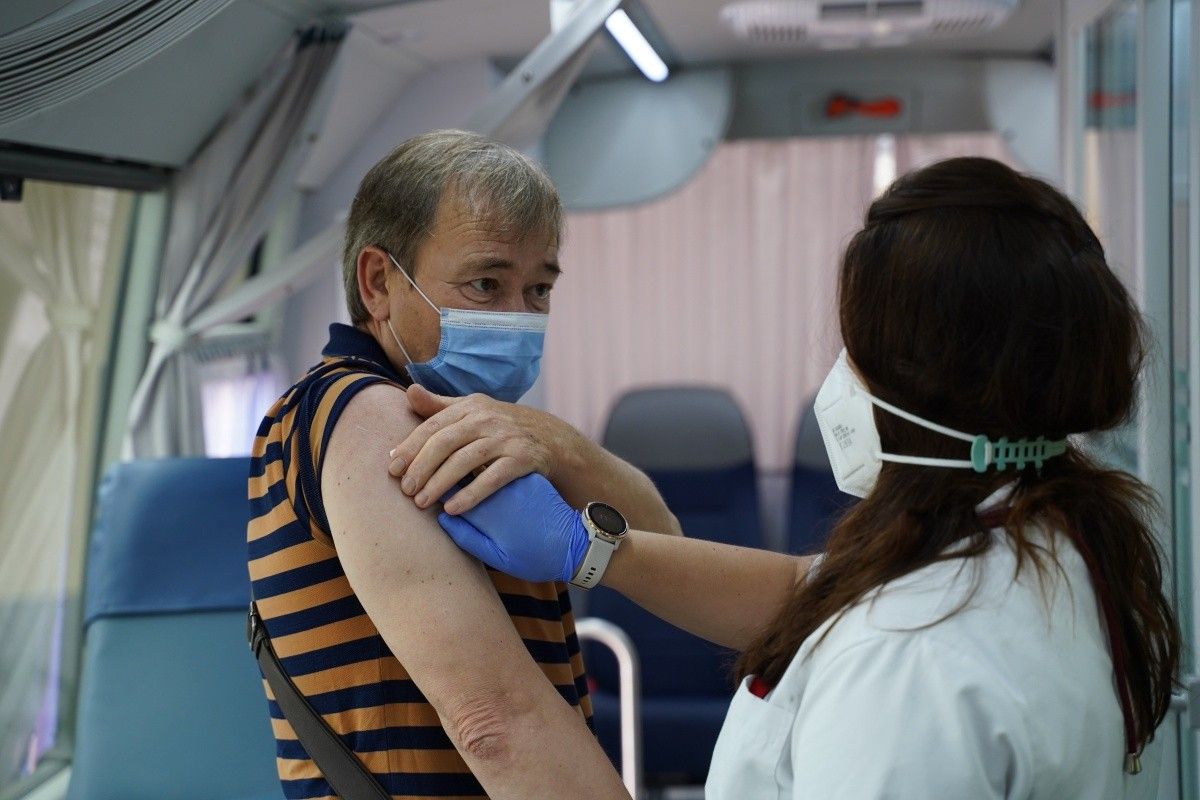 Un home vacunant-se al punt mòbil d'Alcanar.