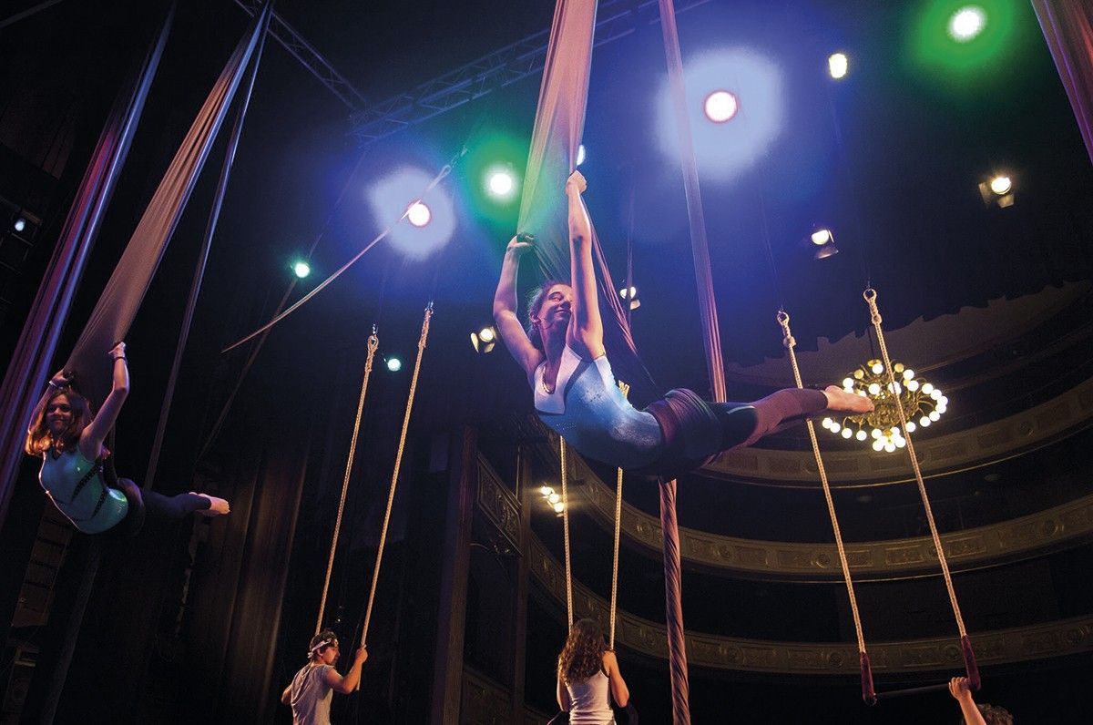 Espectacle de circ amb teles acrobàtiques