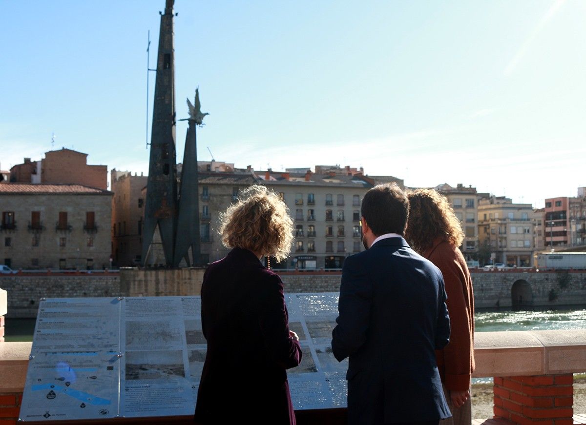 El vicepresident Pere Aragonès i la consellera de Justícia, Ester Capella, han estat rebuts per l'alcaldessa de Tortosa, Meritxell Roigé