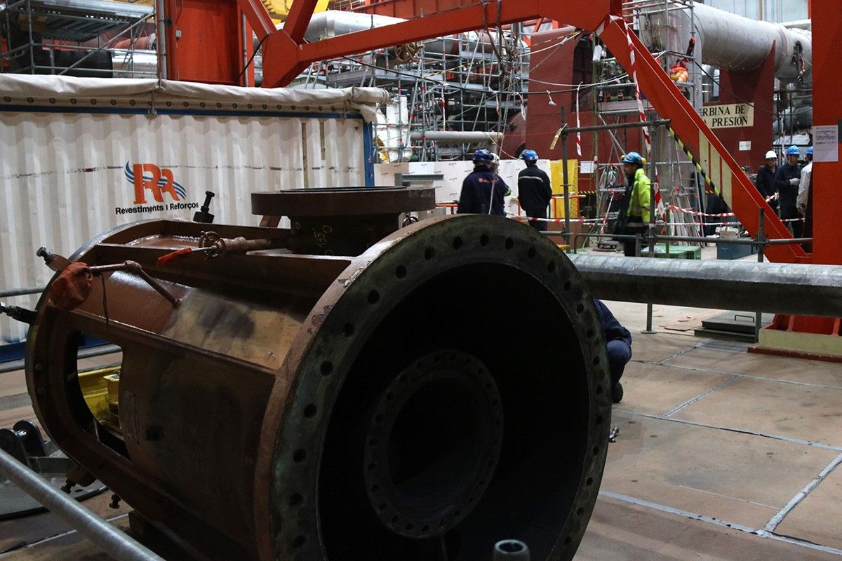 Treballs de manteniment durant la 23a recàrrega de combustible a la sala de turbines de la central nuclear de Vandellòs II. Imatge del 3 de desembre de 2019.
