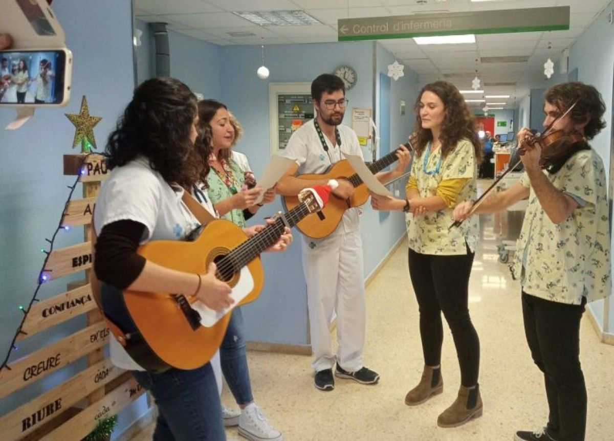 Els residents de l'Hospital Verge de la Cinta canten Nadales per les plantes per amenitzar el nadal als pacients i familiars