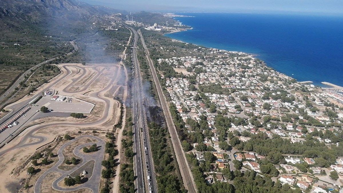 Pla general aeri de l'incendi de l'Ametlla de Mar que crema a prop de Calafat.