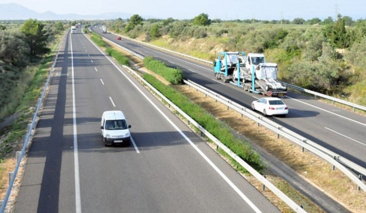 Imatge de l'autopista AP-7 al pas per l'Ampolla.