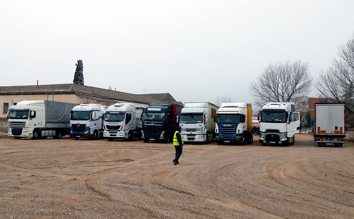 Camions estacionats en una esplanada dels afores de Montblanc, després que els Mossos d'Esquadra els hagen desviat de l'N-240.