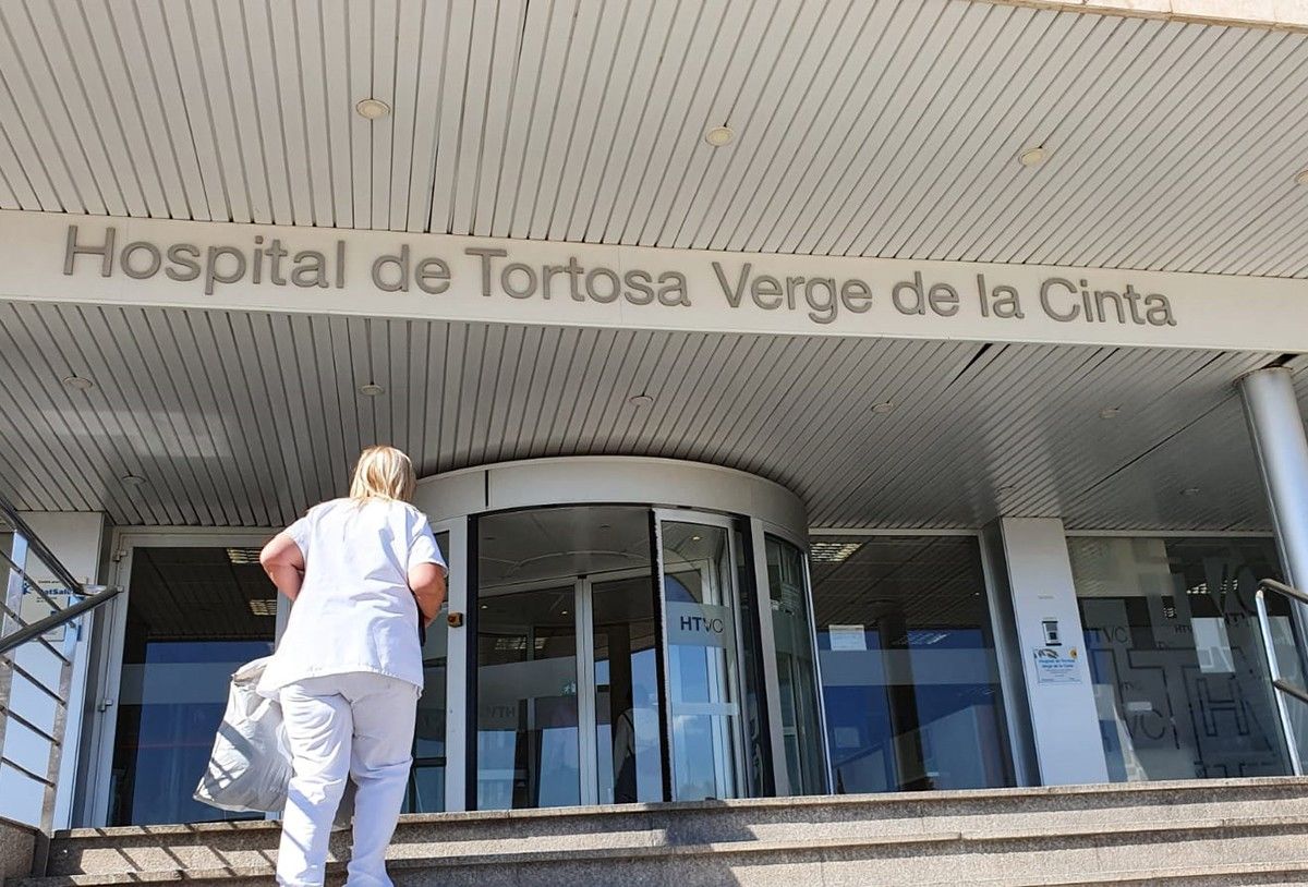 Una infermera puja les escales de l'hospital de Tortosa Verge de la Cinta