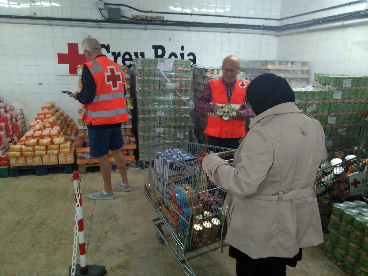 Repartiment d'aliments per part de Creu Roja Tarragona 