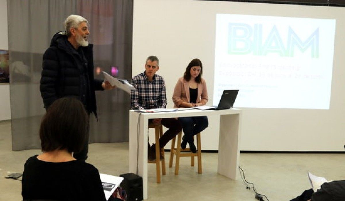 El director de la BIAM, Manel Margalef, explicant la Biennal al Centre d'Art-Lo Pati d'Amposta al costat de l'alcalde Adam Tomàs i la directora del centre Aïda Boix