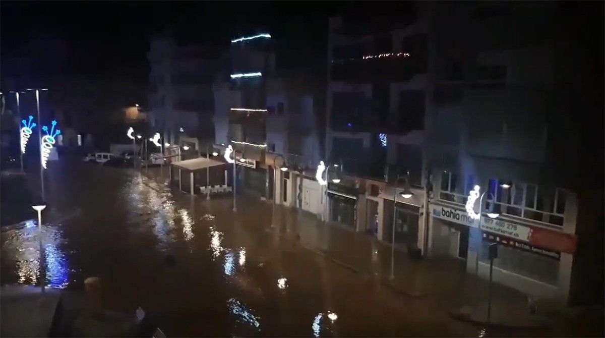 Imatge de les inundacions aquesta matinada a l'Ampolla com a conseqüència del trencament de la canonada