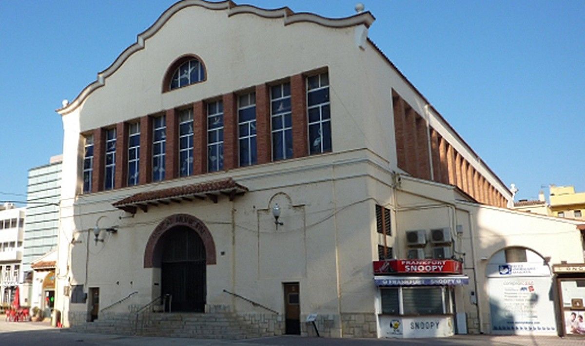 Imatge d'arxiu de l'exterior de l'edifici del mercat municipal d'Amposta.