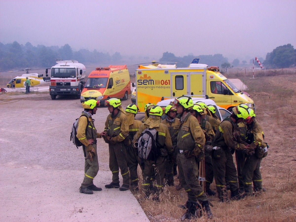 Un grup de Bombers arribats després de participar en les tasques d'extinció de l'incendi d'Horta de Sant Joan, al 2009. 