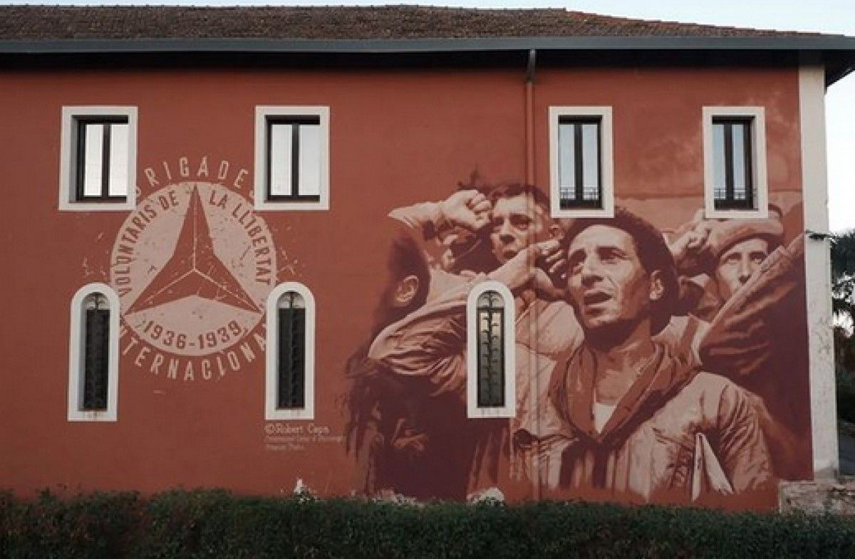 El mural pintat a l'Espluga de Francolí, a la Conca de Barberà, en homenatge a les brigades internacionals.