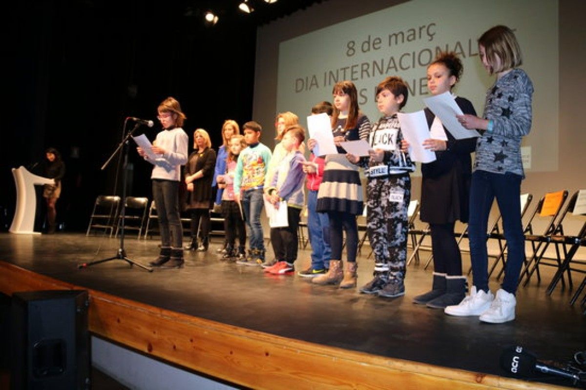 els nens que han llegit el manifest del Dia Internacional de la Dona a les Terres de l'Ebre