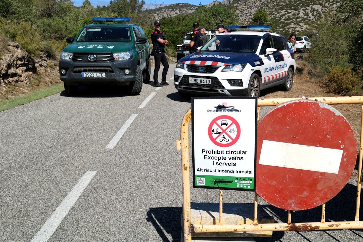 Mossos i Agents Rurals fent control de pas a la pujada a Mont Caro, en l'últim tancament d'este estiu.
