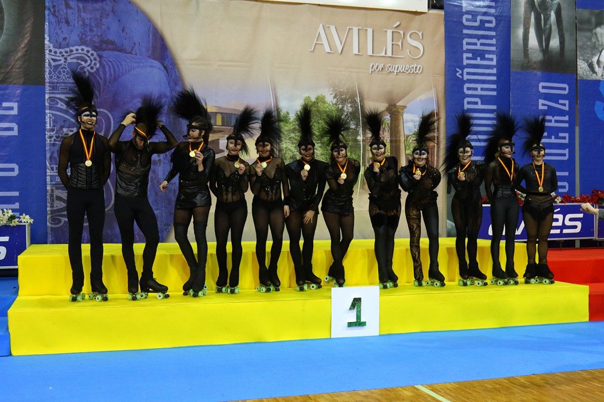 Membres del Club Patí l'Aldea al primer lloc del podi del XVII Campionat d'Espanya de grups-xou petits de patinatge artístic.