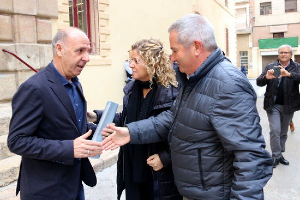 L'alcalde de l'Ampolla, Francesc Arasa, saludant l'alcaldessa de Tortosa, Meritxell Roigé, i l'exdelegat del Govern a l'Ebre, Xavier Pallarès, després de declarar als jutjats de Tortosa