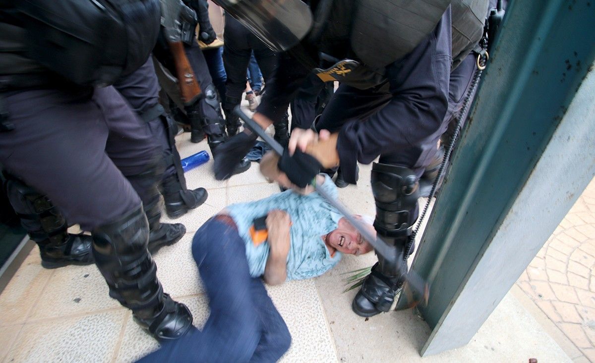 Un home gran a terra colpejat pels agents durant l'1 d'octubre a la Ràpita.