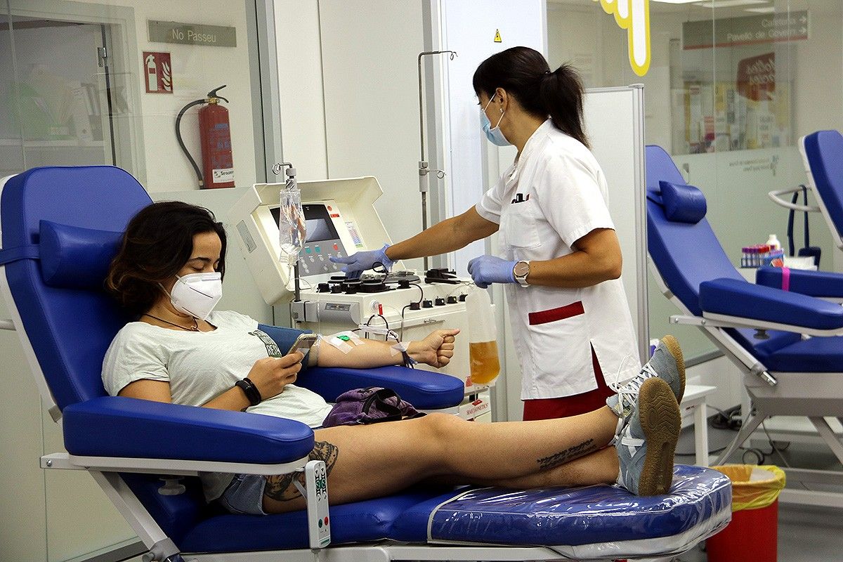 Una donant de sang al Banc de Sang i Teixits en una imatge d'arxiu 