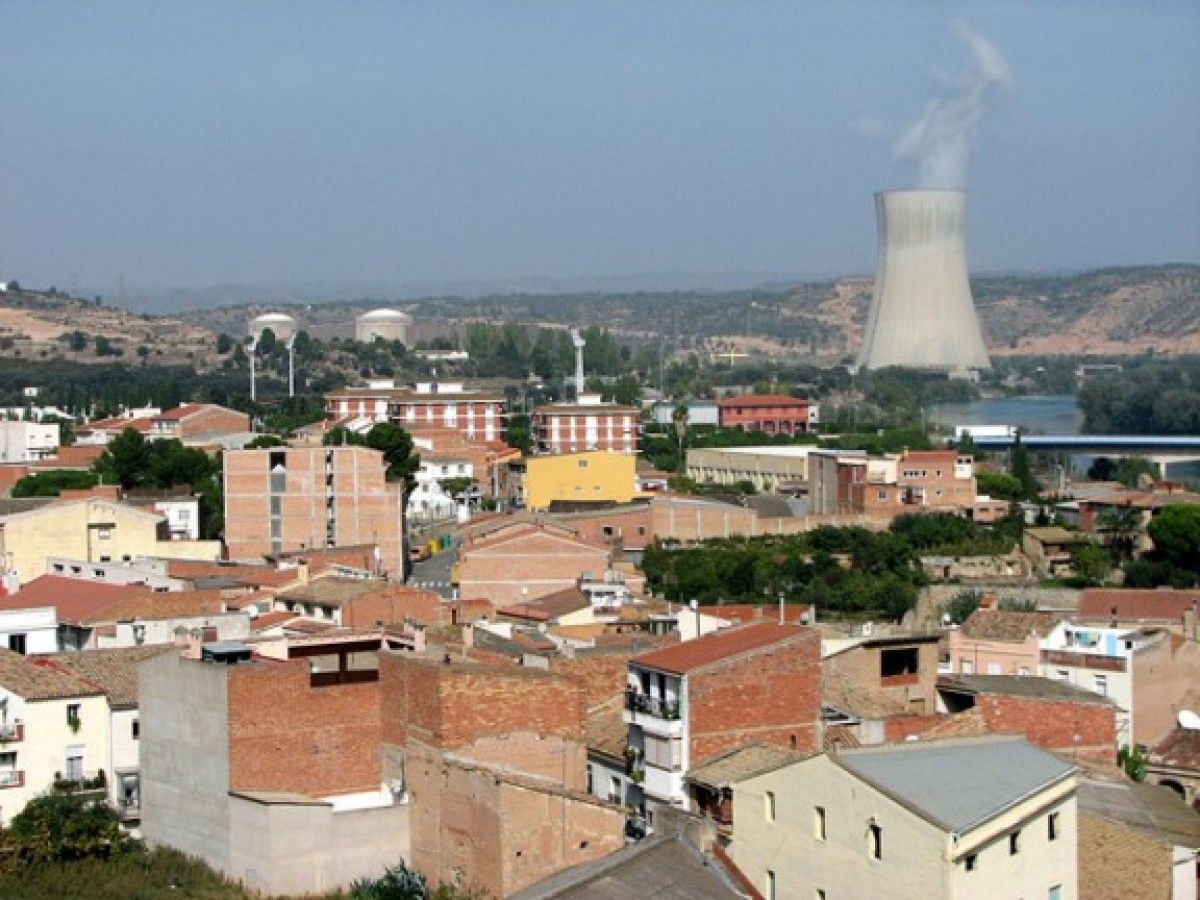 Imatge d'Ascó, amb la nuclear al fons.