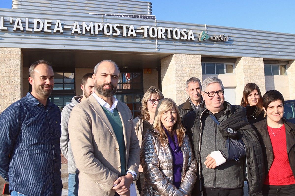 Els presidents dels consells comarcals ebrencs, alcaldes i regidors davant l'estació de l'Aldea.