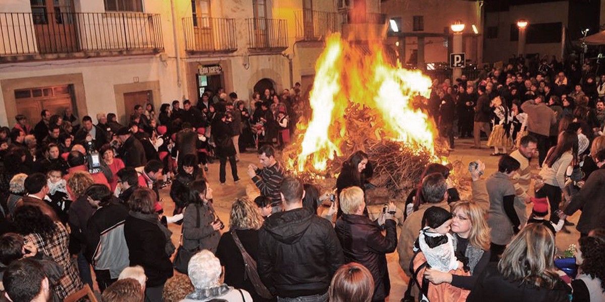 La ballada de la jota a redós de la foguera és un dels actes obligats de la festa.