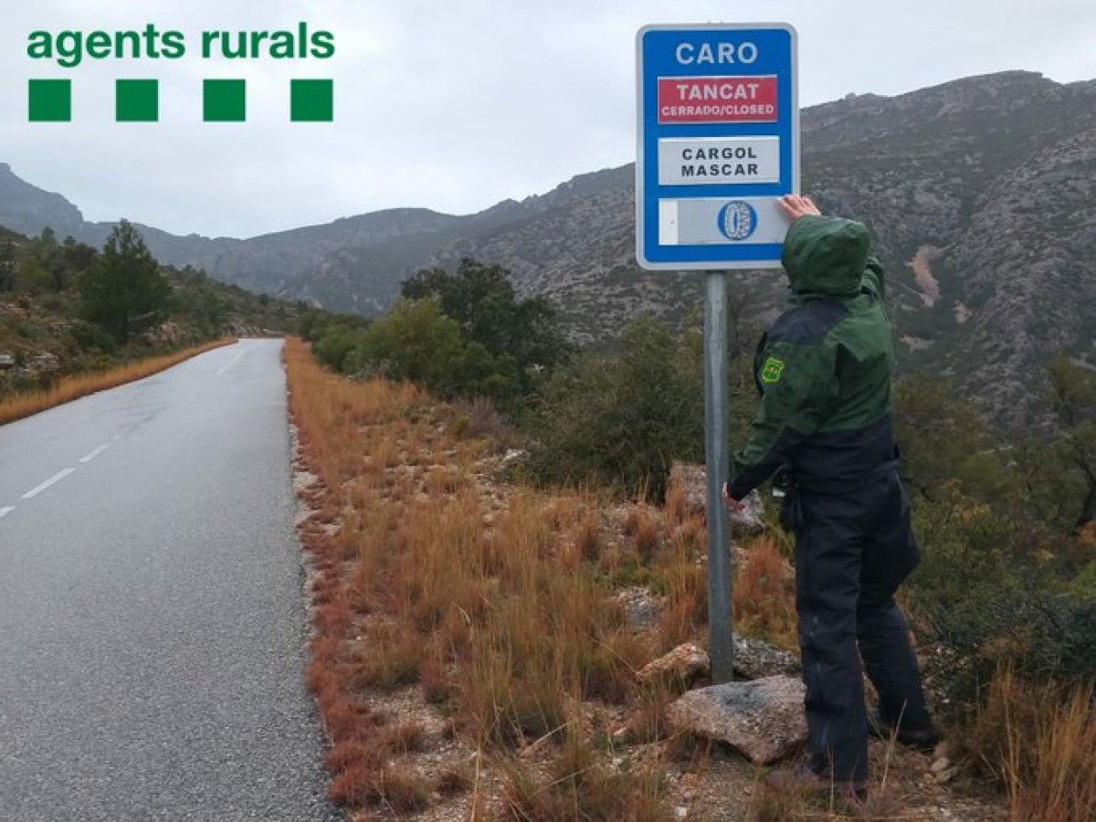 Agents Rurals tanquen l'accés al cim del Mont Caro
