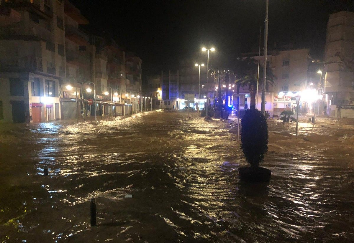 La zona centre del municipi de l'Ampolla inundada per les barrancades i el temporal de mar