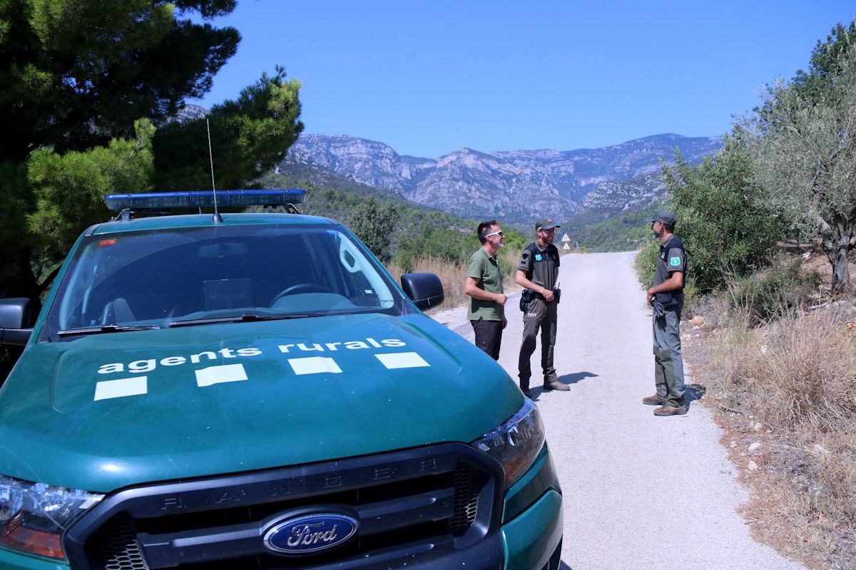 Control d'Agents Rurals i Forestal Catalana per evitar l'accés al parc natural dels Ports, a la pista del barranc de la Vall  