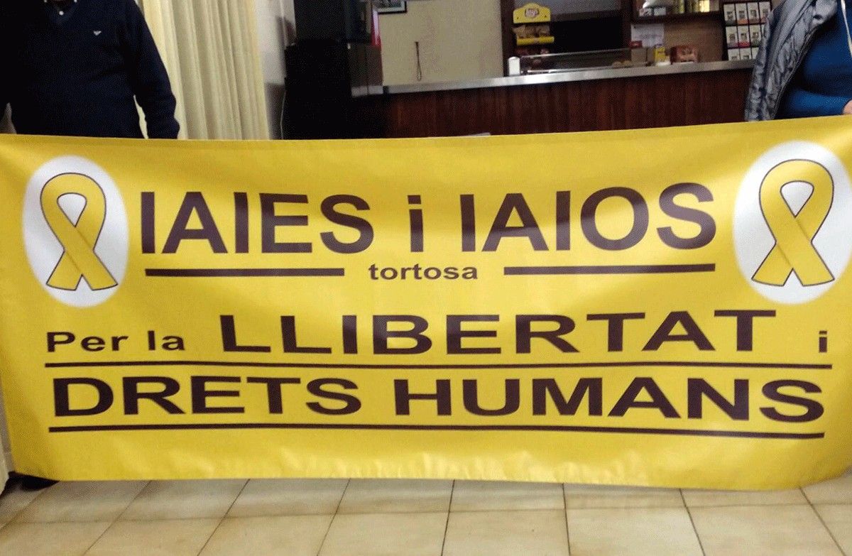 La pancarta que identifica el col·lectiu Iaies i Iaios tortosins per la llibertat dels presos polítics.